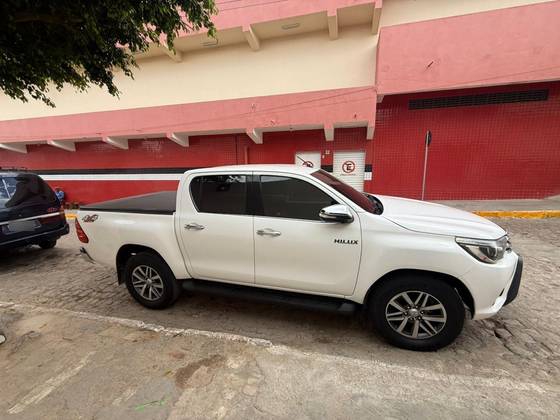 TOYOTA HILUX 2.8 SRX 4X4 CD 16V DIESEL 4P AUTOMÁTICO TOYOTA HILUX 2.8 SRX 4X4 CD 16V DIESEL 4P AUTOMÁTICO